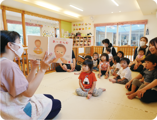 絵本の読み聞かせ写真