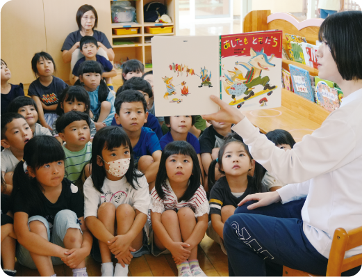 絵本の読み聞かせ写真